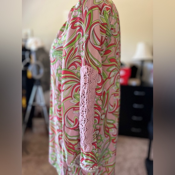 Crown & Ivy Pink and Green Relaxed Blouse with Graphic Print - Picture 6 of 6